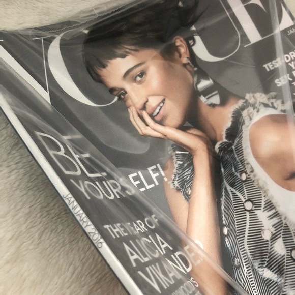 VOGUE Magazine January 2016 - Picture 3 of 3